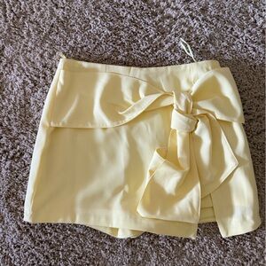 Pale Yellow NWOT Lena Skort - with built in shorts - size small - zipper in back